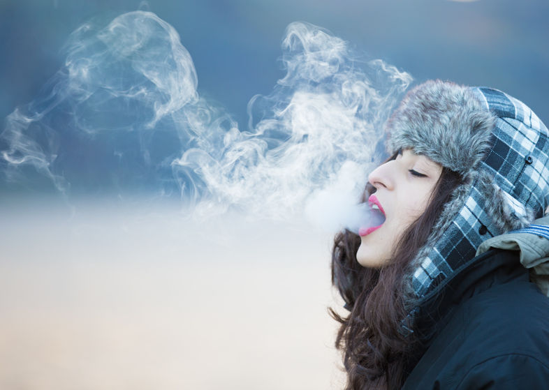 Ragazza espelle fumo