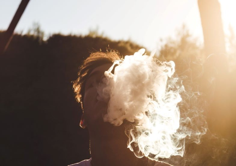 Come svapare di polmone? Modalità, dosi di nicotina e e-cigs.