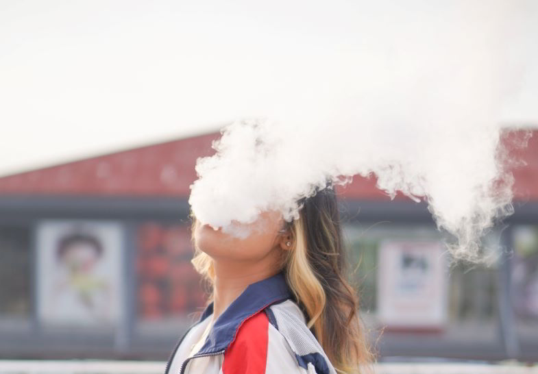 Ragazza che evita di svapare solo aroma.