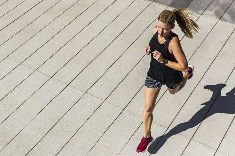 Sigaretta elettronica e sport: miglioramento delle prestazioni di una ragazza.