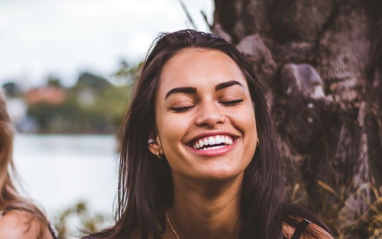 ragazza con sorriso bianchissimo dopo essere passata allo svapo