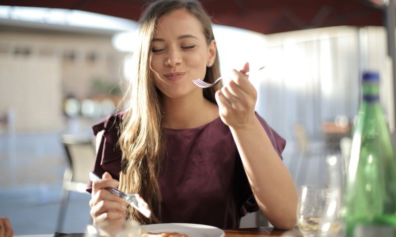 donna che apprezza il gusto e il profumo del cibo dopo aver smesso di fumare