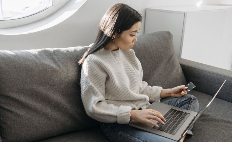 ragazza che cerca il miglior negozio per sigarette elettroniche