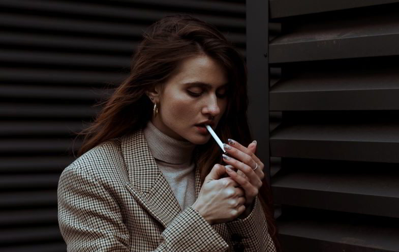 donna che accende la sigaretta