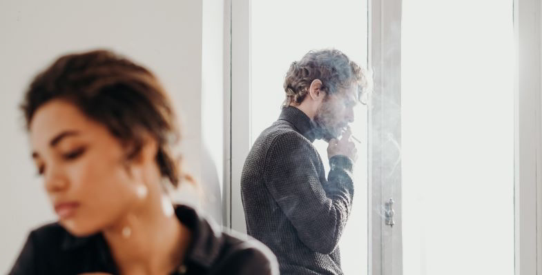 donna infastidita dal fumo passivo