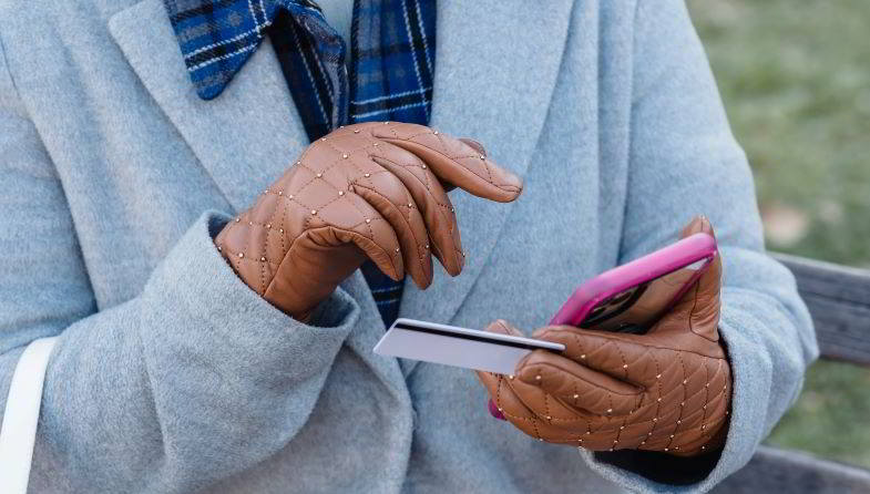 ragazza che compra i liquidi per sigaretta elettronica online