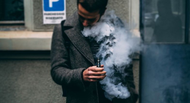 uomo che usa la e-cigarette per smettere di fumare