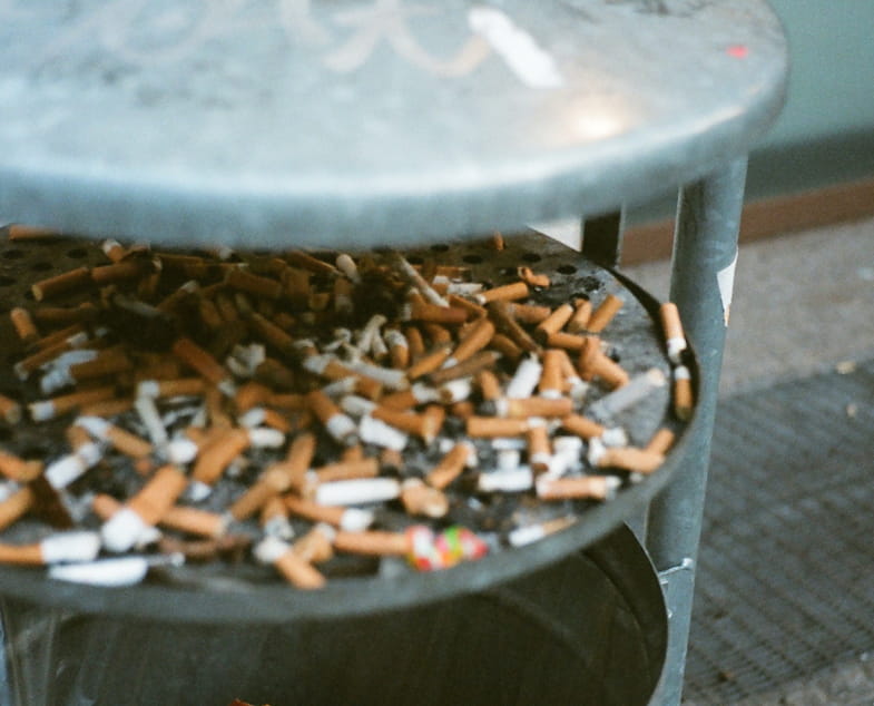 La plastica dei mozziconi di sigaretta è un grande pericolo per l'ambiente