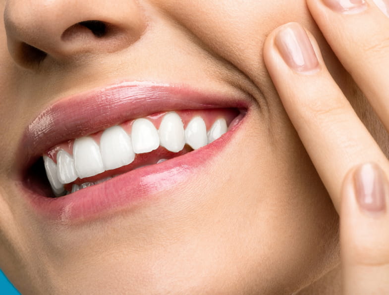 Sorriso bianco e sano di una donna non fumatrice