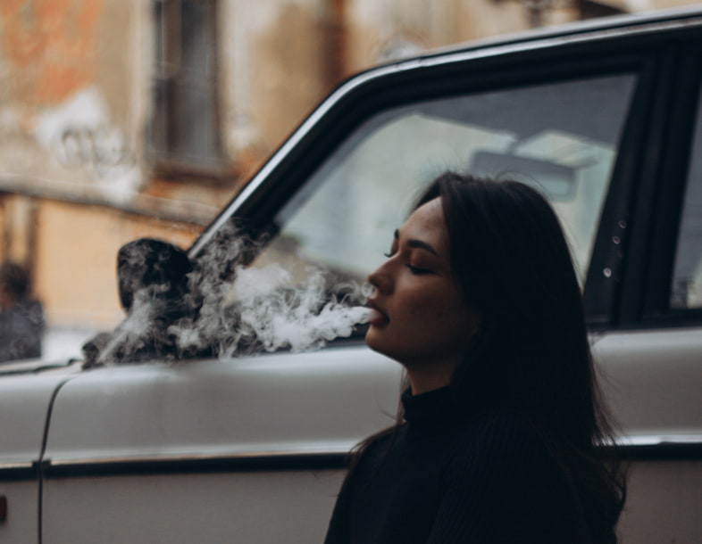 Ragazza che fuma e-cig con liquido fai da te