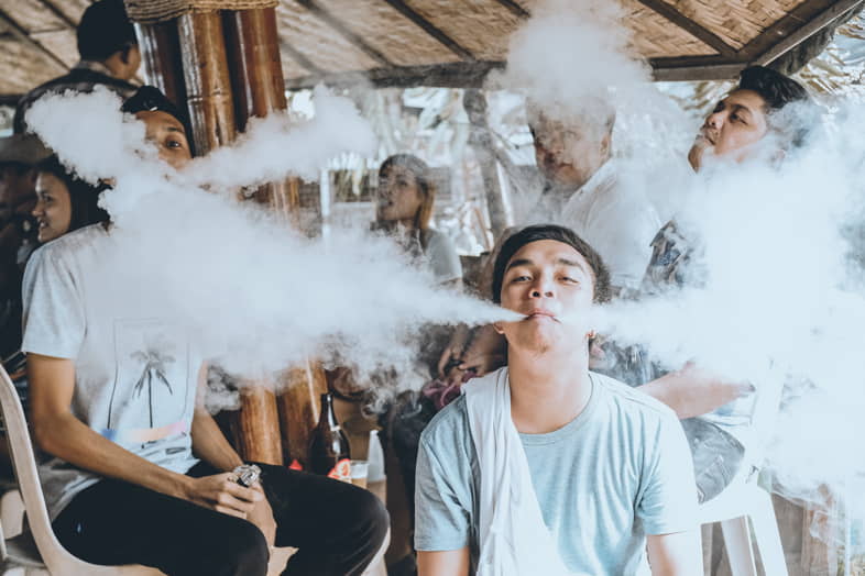 Un gruppo di giovani che fanno cloud chasing, emettendo dei nuvoloni di vapore