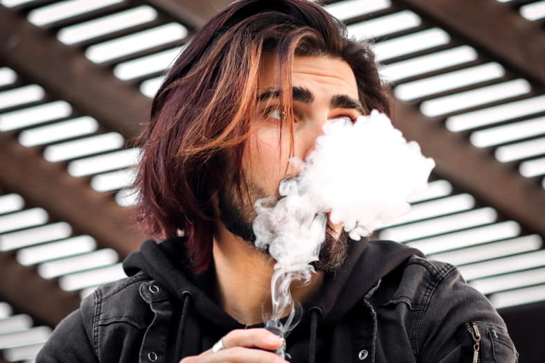 Ragazzo fuma e-cig con liquido preparato in casa