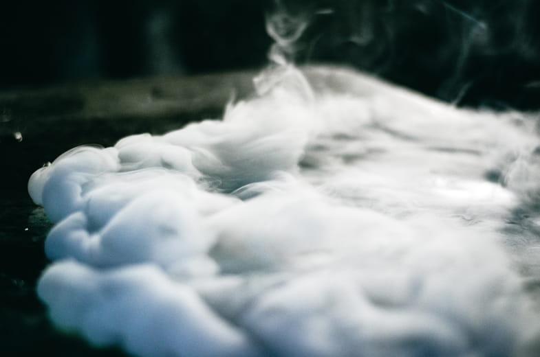 Nuvola di vapore emessa da una sigaretta elettronica