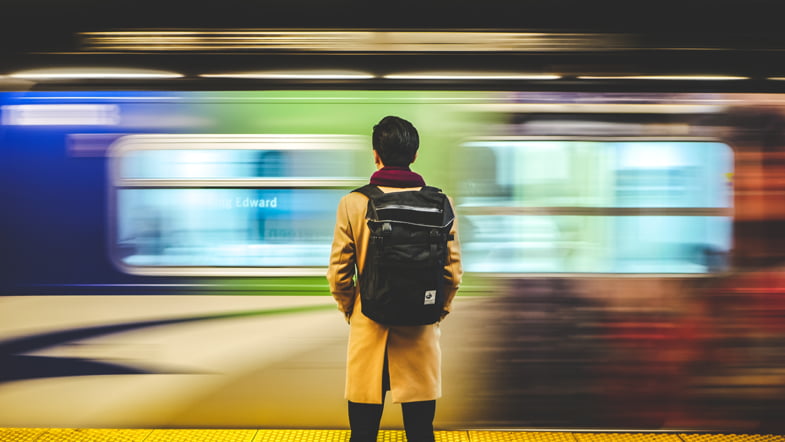 Turista di fronte alla metropolitana | Terpy