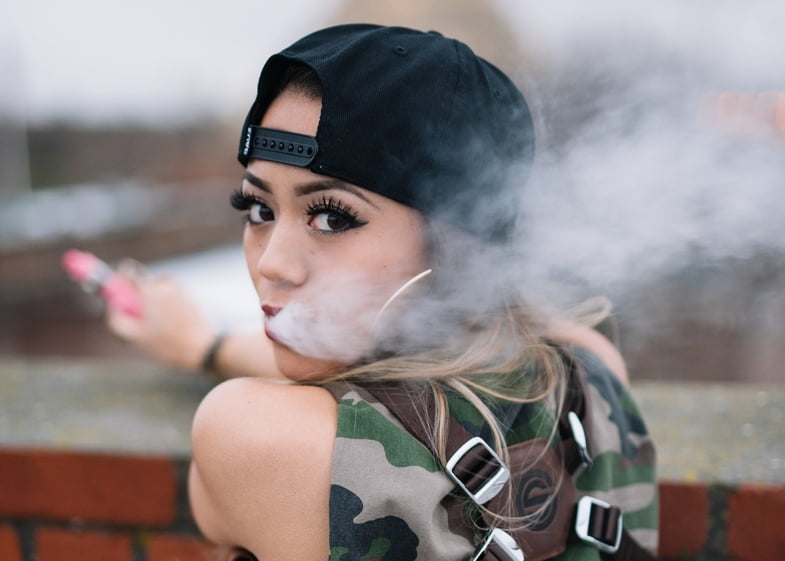 Ragazza svapa con una e-cig | Terpy